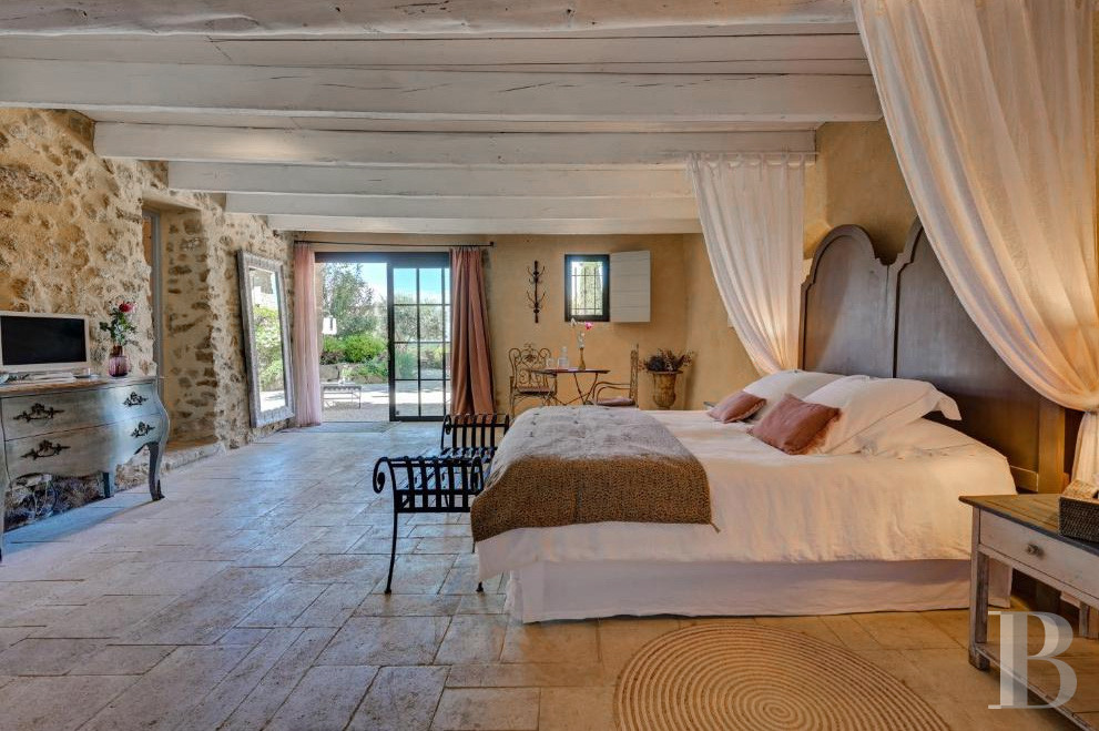 Dans le Vaucluse, aux environs de Beaumes-de-Venise,  une ancienne ferme du 18e siècle bordée de vignes - photo  n°6